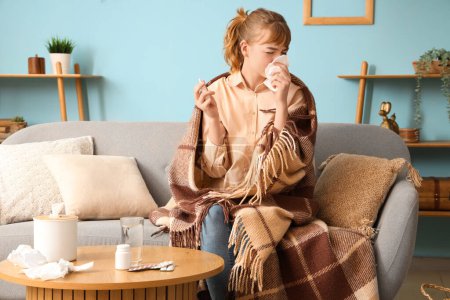 Téléchargez les photos : Jeune femme malade avec des gouttes nasales et des éternuements tissulaires à la maison - en image libre de droit