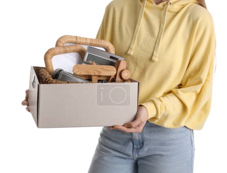 Téléchargez les photos : Femme tenant boîte de choses indésirables pour la vente de jardin sur fond blanc - en image libre de droit