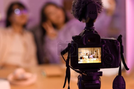Weibliche Podcasterinnen machen nachts Selfie auf dem Kamerabild im Studio, Nahaufnahme