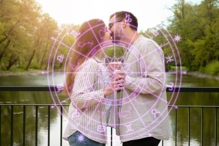 Téléchargez les photos : Dessiné signes du zodiaque et jeune couple baisers dans le parc. Horoscope de compatibilité amoureuse. Correspondance des partenaires par date de naissance - en image libre de droit