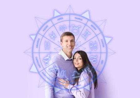 Téléchargez les photos : Dessiné signes du zodiaque et jeune couple sur fond lilas. Horoscope de compatibilité amoureuse. Correspondance des partenaires par date de naissance - en image libre de droit