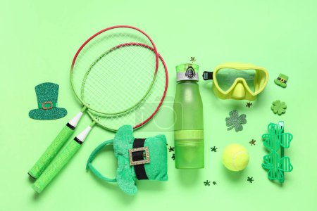 Téléchargez les photos : Équipement sportif et décorations pour la célébration de la Saint-Patrick sur fond vert - en image libre de droit