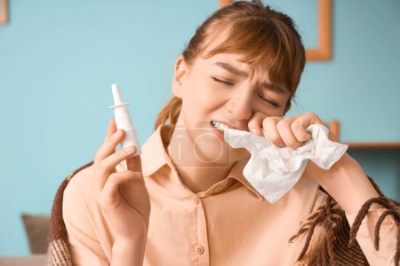 Téléchargez les photos : Malade jeune femme avec des gouttes nasales et des tissus à la maison, gros plan - en image libre de droit