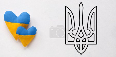 Herzen in den Farben der ukrainischen Flagge und des Wappens auf hellem Hintergrund