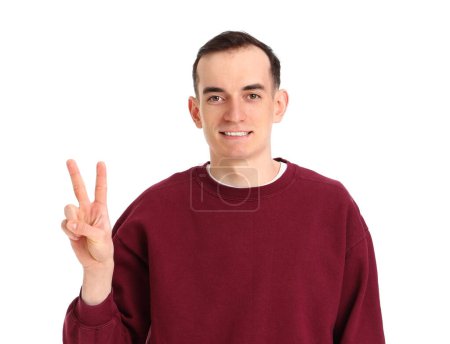 Téléchargez les photos : Jeune homme montrant deux doigts sur fond blanc - en image libre de droit