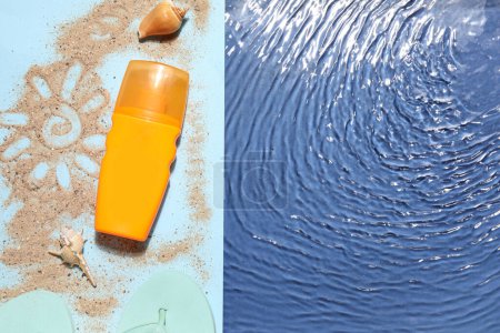 Crema protector solar en el borde de la piscina