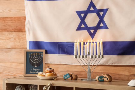 Téléchargez les photos : Armoire en bois avec décorations traditionnelles Hanoukka et drapeau d'Israël dans le salon, gros plan - en image libre de droit