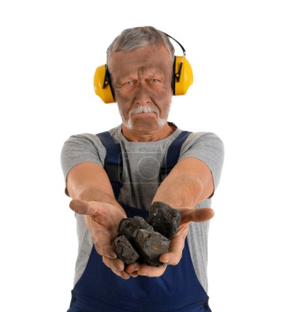 Foto de Hombre minero maduro con carbón sobre fondo blanco - Imagen libre de derechos