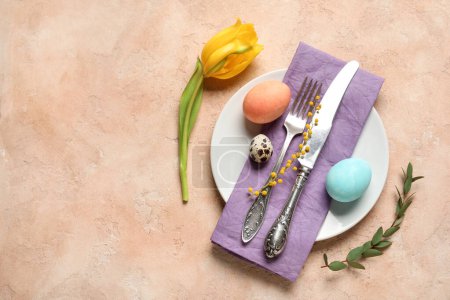Téléchargez les photos : Beau décor de table avec oeufs de Pâques et tulipe jaune sur fond beige - en image libre de droit