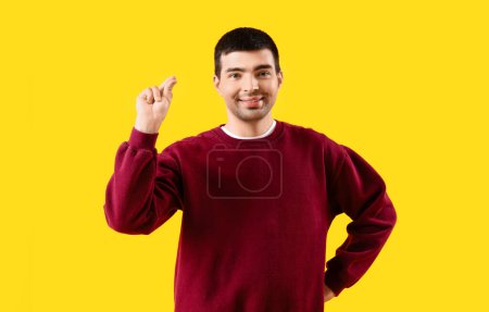 Foto de Joven chasquido dedos sobre fondo amarillo - Imagen libre de derechos