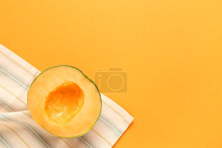 Hälfte der süßen Melone auf orangefarbenem Hintergrund