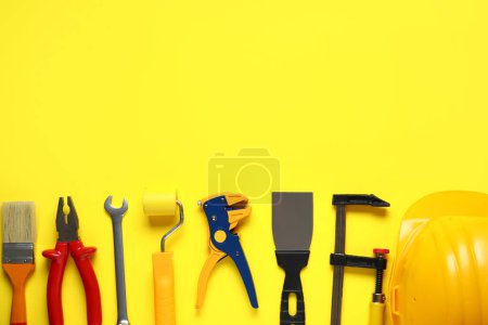Foto de Conjunto de herramientas de construcción sobre fondo amarillo - Imagen libre de derechos