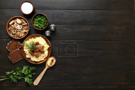 Téléchargez les photos : Assiette de banosh savoureux, épices, champignons et pain sur fond de bois noir - en image libre de droit