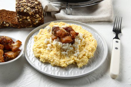 Téléchargez les photos : Assiette de banosh savoureux sur fond blanc - en image libre de droit