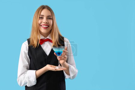 Barkeeperin mit Cocktail auf blauem Hintergrund