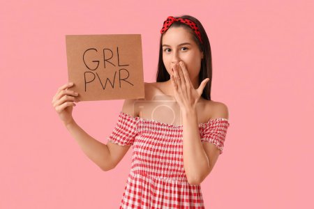 Retrato de una joven pin-up mujer sosteniendo un cartel con texto GRL PWR sobre fondo rosa. Mes de Historia de la Mujer
