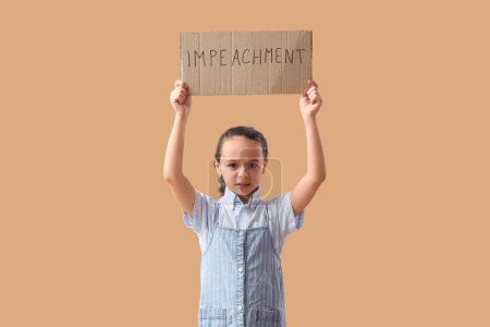 Téléchargez les photos : Protestant petite fille tenant la pancarte avec le mot IMPEACHMENT sur fond beige - en image libre de droit