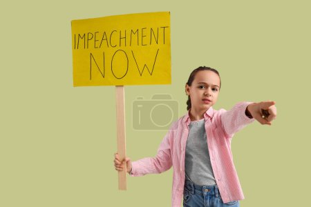 Protestando niña sosteniendo pancarta con texto IMPEACHMENT NOW y señalando al espectador sobre fondo verde