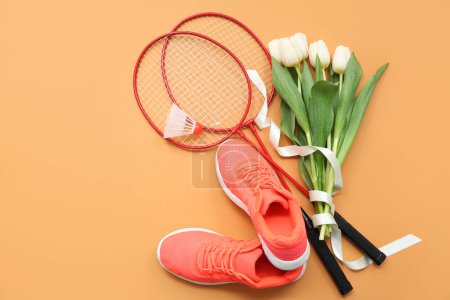 Téléchargez les photos : Chaussures élégantes, raquettes de badminton et fleurs de tulipes pour la célébration de la Journée internationale de la femme sur fond de couleur - en image libre de droit