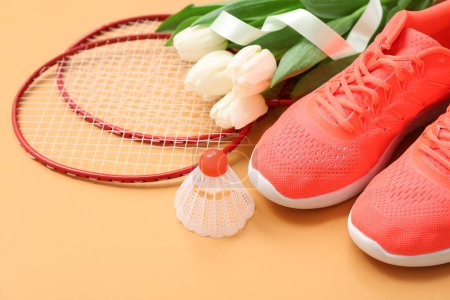 Téléchargez les photos : Chaussures élégantes, raquettes de badminton et fleurs de tulipes pour la célébration de la Journée internationale de la femme sur fond de couleur, gros plan - en image libre de droit