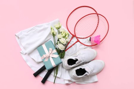 Téléchargez les photos : Composition avec raquettes de badminton, chaussures, coffret cadeau et fleurs sur fond rose. Journée internationale de la femme - en image libre de droit