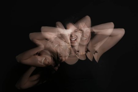 Foto de Foto estroboscópica de mujer joven gritando sobre fondo oscuro - Imagen libre de derechos