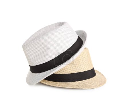 Téléchargez les photos : Différents chapeaux de plage élégants sur fond blanc - en image libre de droit