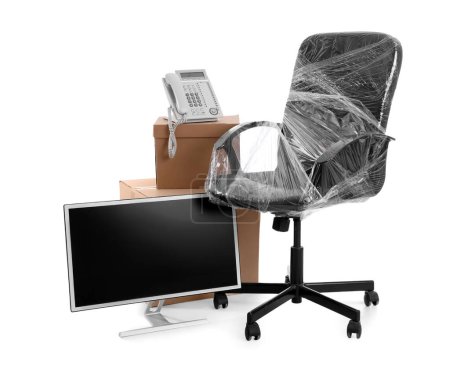 Téléchargez les photos : Chaise enveloppée dans un film étirable, moniteur PC et boîtes en carton sur fond blanc. Bureau déménagement concept de jour - en image libre de droit