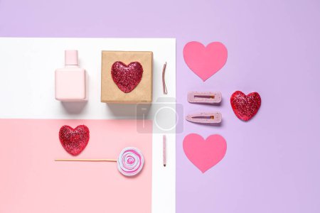 Composición con accesorios femeninos, caja de regalo y decoración para la celebración del Día de San Valentín sobre fondo de color