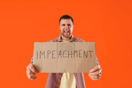 Protestierender junger Mann mit Plakat mit dem Wort IMPEACHMENT auf orangefarbenem Hintergrund