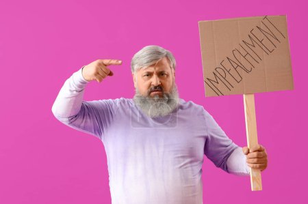 Téléchargez les photos : Protestant homme mature tenant la plaque avec le mot IMPEACHMENT sur fond violet - en image libre de droit