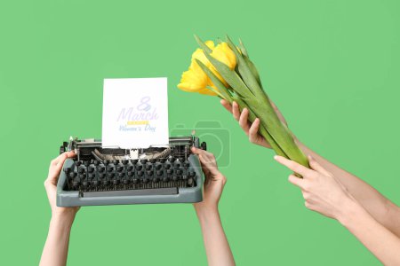Manos femeninas con máquina de escribir retro, tarjeta de felicitación y hermosas flores de tulipán sobre fondo verde, primer plano. Día Internacional de la Mujer