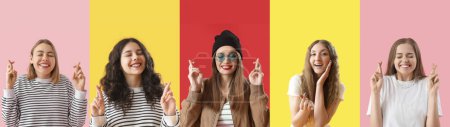 Téléchargez les photos : Groupe de jeunes femmes avec les doigts croisés sur fond de couleur - en image libre de droit