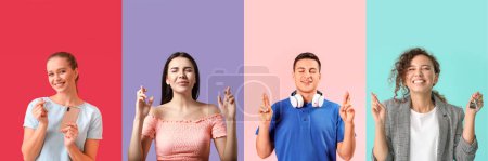 Téléchargez les photos : Collage de jeunes avec les doigts croisés sur fond de couleur - en image libre de droit