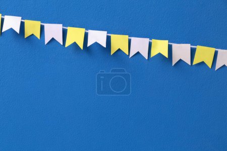 Banderas coloridas para Festa Junina sobre fondo azul