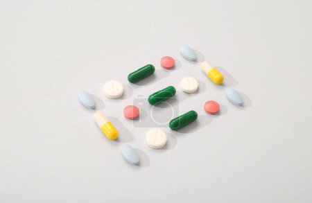 Foto de Diferentes píldoras sobre fondo gris - Imagen libre de derechos