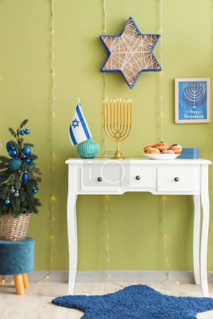 Interior de la sala de estar festiva con mesa blanca, luces brillantes y decoraciones tradicionales de Hanukkah
