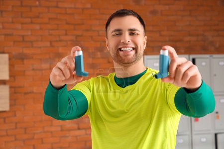 Téléchargez les photos : Jeune homme sportif avec inhalateurs dans la salle de gym, gros plan - en image libre de droit