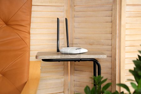 Moderno router wi-fi en la mesa de estar