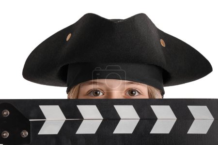 Téléchargez les photos : Petit acteur habillé en pirate avec claquement de film sur fond blanc, gros plan - en image libre de droit