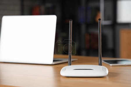 Moderno router wi-fi en mesa de madera en la habitación, primer plano