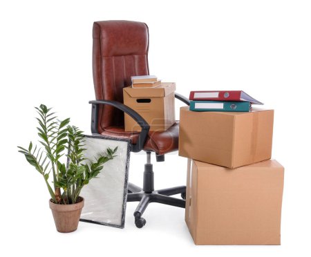 Téléchargez les photos : Chaise avec boîtes en carton, dossiers et plantes d'intérieur sur fond blanc. Bureau déménagement concept de jour - en image libre de droit