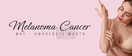 Téléchargez les photos : Jeune femme avec taupes et texte MOIS DE SENSIBILISATION AU CANCER MELANOMA sur fond rose - en image libre de droit