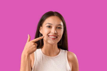 Asiatin mit Zahnfleischentzündung auf violettem Hintergrund