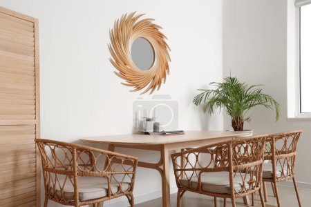 Foto de Interior del comedor con espejo dorado y mesa - Imagen libre de derechos