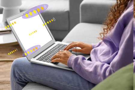 Frau mit Laptop bewertet neue Webseite zu Hause