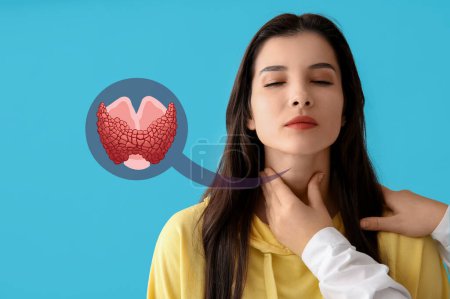 Endokrinologe untersucht Schilddrüse einer jungen Frau auf blauem Hintergrund