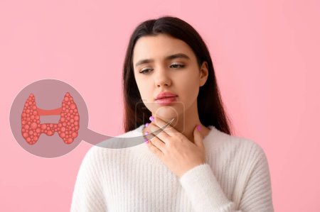 Junge Frau mit Schilddrüsenproblem auf rosa Hintergrund