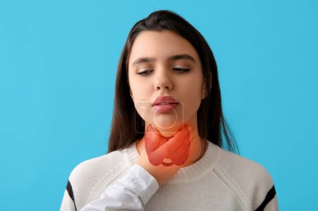 Endokrinologe untersucht Schilddrüse einer jungen Frau auf blauem Hintergrund