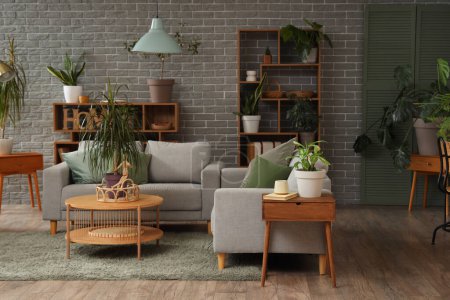 Foto de Interior del salón con plantas, sofás y mesas - Imagen libre de derechos